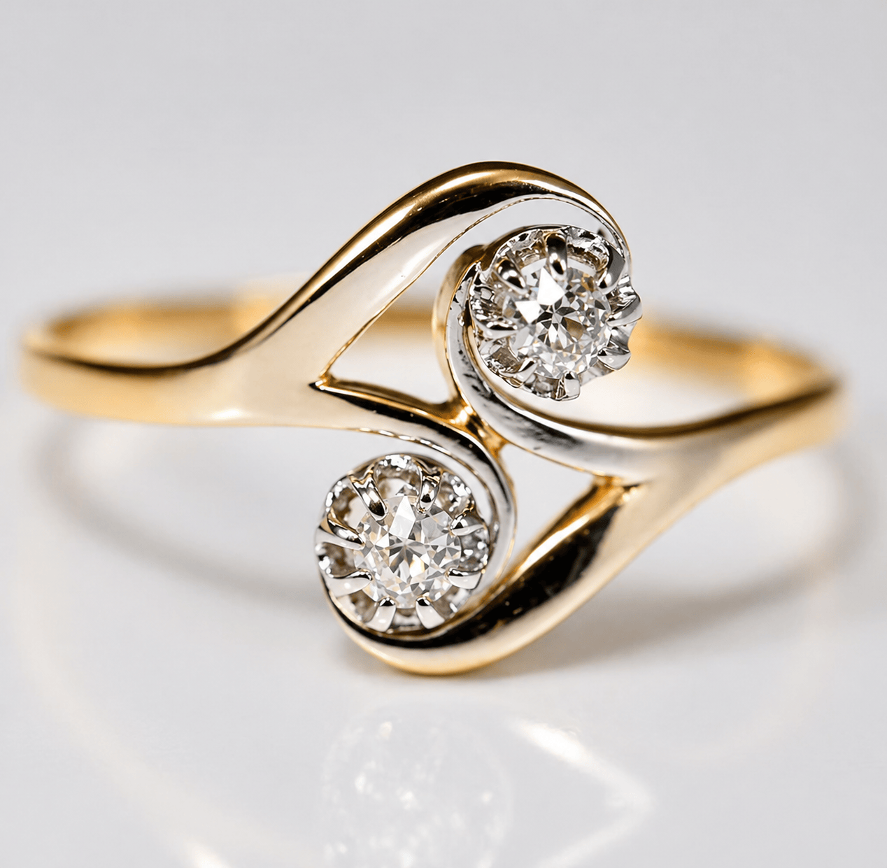 Vintage Wavy Gold Zirconia Ring